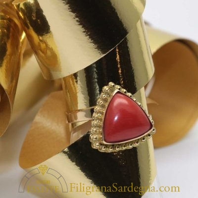Anello delta di corallo rosso e filigrana d’oro