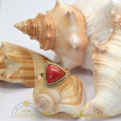 Anello delta di corallo rosso e filigrana d’oro