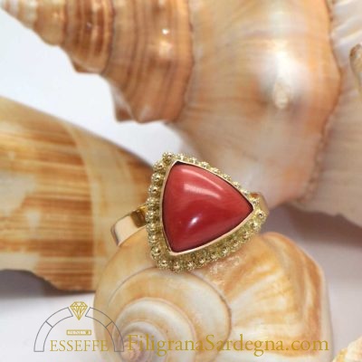 Anello delta di corallo rosso e filigrana d’oro