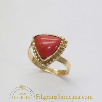 Anello delta di corallo rosso e filigrana d’oro