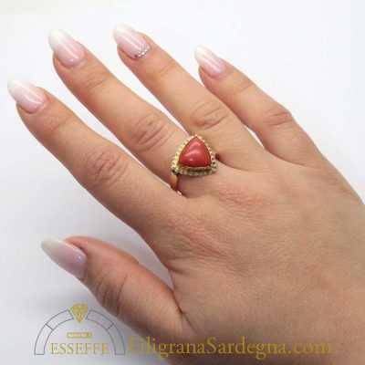 Anello delta di corallo rosso e filigrana d’oro