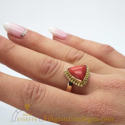 Anello delta di corallo rosso e filigrana d’oro