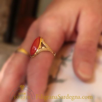 Anello fantasia con corallo