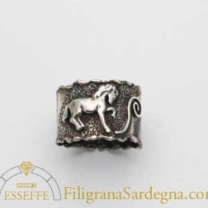 Anello in argento brunito con cavallo