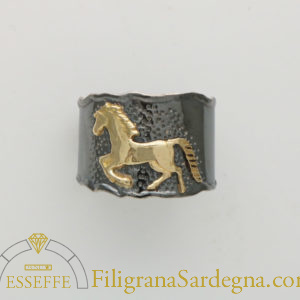 Anello in argento con cavallo in oro 1