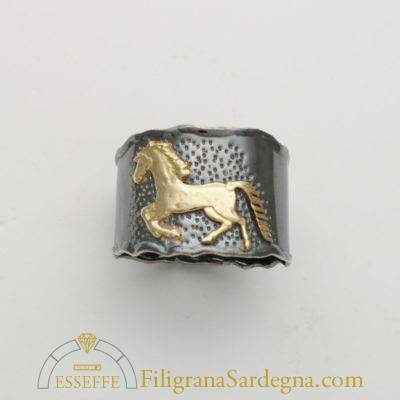 Anello in argento con cavallo in oro 1