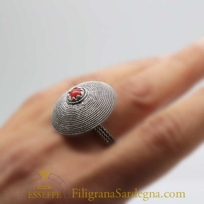 Anello in argento con corbula e corallo al centro