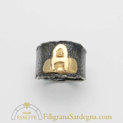 Anello in argento con tomba dei giganti in oro