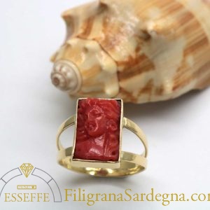 Anello in corallo con viso di donna