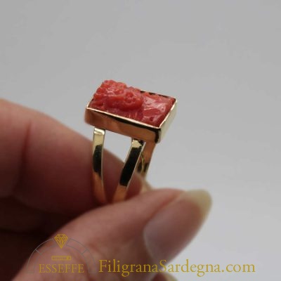 Anello in corallo con viso di donna 5