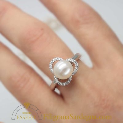 Anello in oro bianco con perla