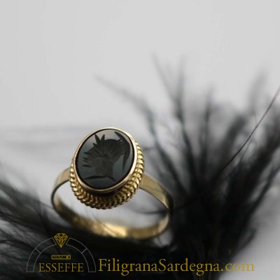 Anello in oro con corniola nera piccola