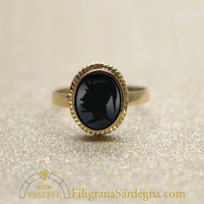 Anello in oro con corniola nera piccola