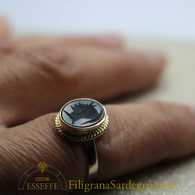 Anello in oro con corniola nera piccola