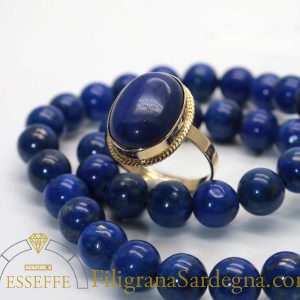 Anello in oro con filigrana e lapislazzuli a cabochon