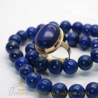 Anello in oro con filigrana e lapislazzuli a cabochon