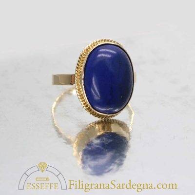 Anello in oro con filigrana e lapislazzuli a cabochon