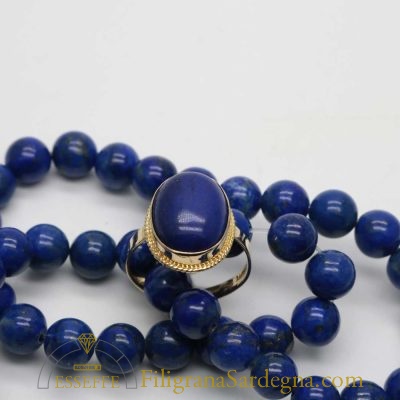 Anello in oro con filigrana e lapislazzuli a cabochon