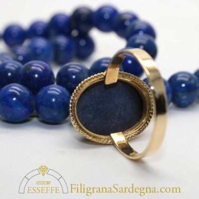 Anello in oro con filigrana e lapislazzuli a cabochon