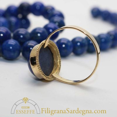 Anello in oro con filigrana e lapislazzuli a cabochon