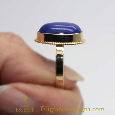 Anello in oro con filigrana e lapislazzuli a cabochon