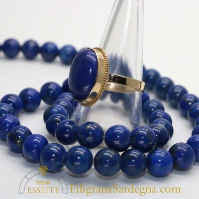 Anello in oro con filigrana e lapislazzuli a cabochon