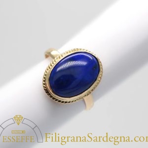 Anello in oro con filigrana e lapislazzuli a cabochon