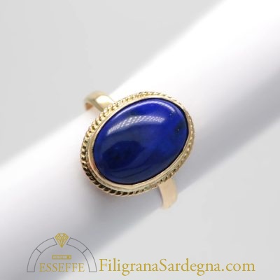 Anello in oro con filigrana e lapislazzuli a cabochon