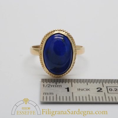 Anello in oro con filigrana e lapislazzuli a cabochon 9