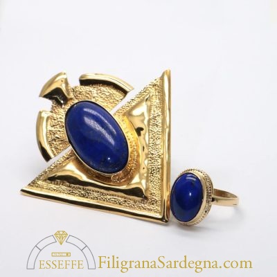 Anello in oro con filigrana e lapislazzuli a cabochon