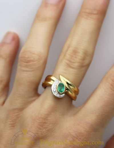 Anello in oro con smeraldo