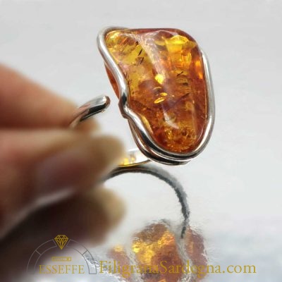 Anello regolabile in argento con ambra
