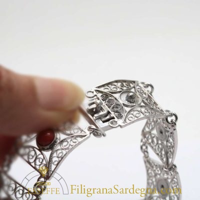 Bracciale argento con maglie quadrate in filigrana e coralli