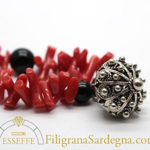 Bracciale con bottone in filigrana d'argento corallo e onice