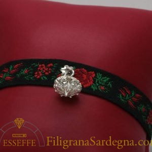 Bracciale con broccato e bottoncino