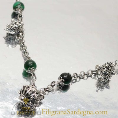 Bracciale con charms a bottone e occhi di tigre verdi