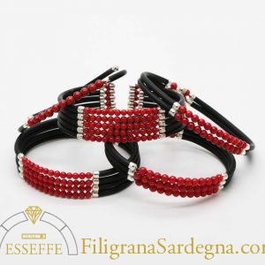 Bracciale in caucciù con corallo e argento