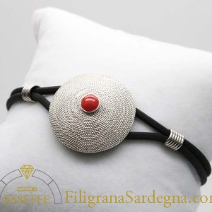Bracciale caucciù con corbula e corallino