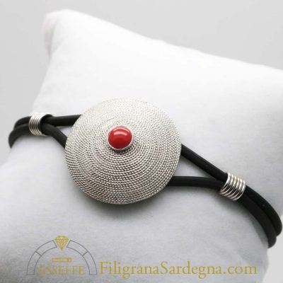 Bracciale caucciù con corbula e corallino