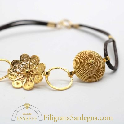 Bracciale con corbule e fiore in filigrana d'oro