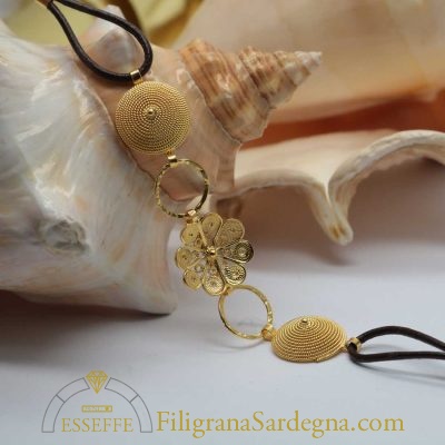 Bracciale con corbule e fiore in filigrana d'oro