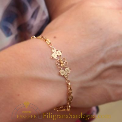 Bracciale con elementi in filigrana d'oro