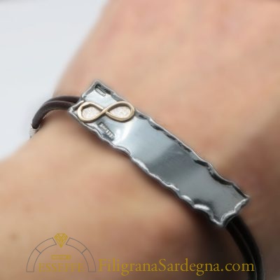 Bracciale con lastra brunita e infinito in oro