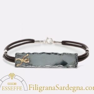 Bracciale con lastra brunita e petroglifi