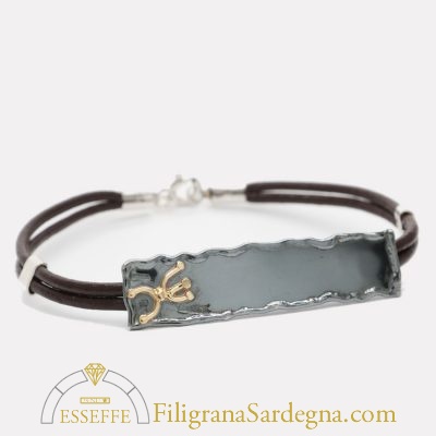 Bracciale con lastra brunita e petroglifi