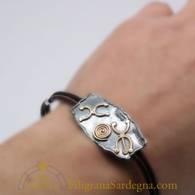 Bracciale con lastra brunita spirale e petroglifi