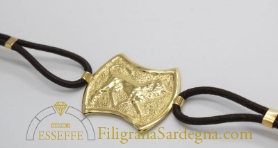 Bracciale con leone sbalzato