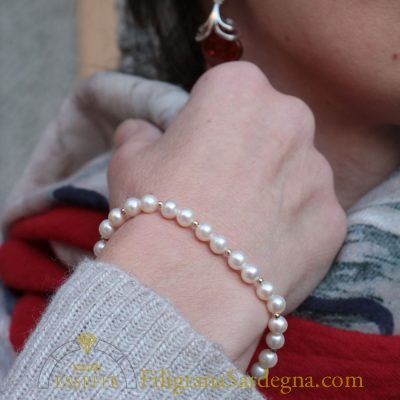 Bracciale con perle bianche