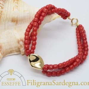 Bracciale con tre fili di corallo rosso e sasso d'oro