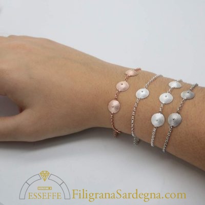 Bracciale d'argento con corbule in filigrana